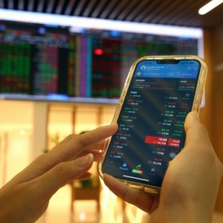 Trước giờ mở cửa - Lực bán gia tăng, VN-Index giảm hơn 115 điểm trong phiên đầu tuần