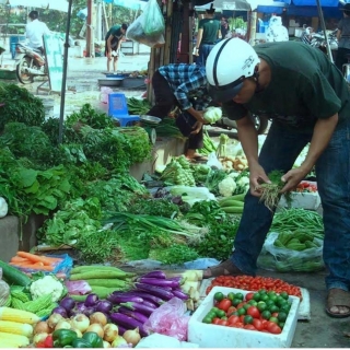 Sức sống hàng Việt - Giá thực phẩm biến động, người tiêu dùng tính toán chi tiêu
