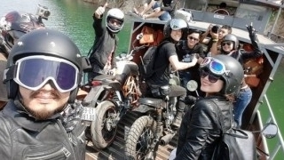 Những Chuyến Đi Dài - Bức Tường