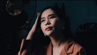 Người Đàn Bà Đi Nhặt Mặt Trời - Hồng Mơ