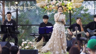 Giữa Đại Lộ Đông Tây (Live) - Uyên Linh