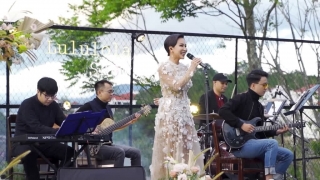 Can't Take My Eyes Off You (Live) - Uyên Linh