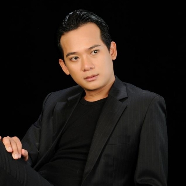 Người con gái bé xinh đạp xe trên - Nét đẹp trong sáng và bình yên trong cuộc sống